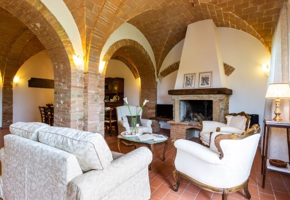 Zona salotto con caminetto e Tv satellitare – Podere Fornacchia 