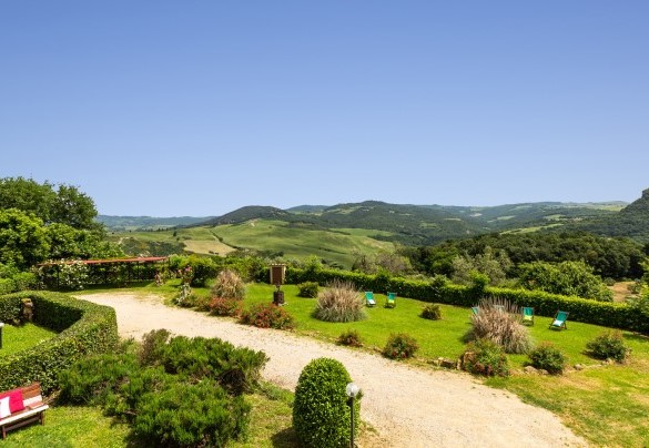Il viale d'ingresso nel parco – Podere Fornacchia 