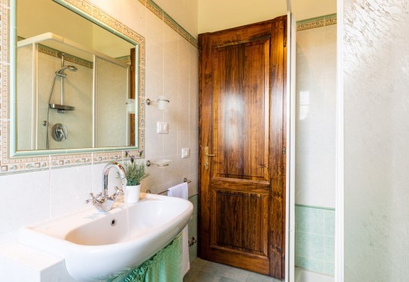 Bagno con doccia n.6 accanto alle camere n.9 e n.10 – Podere Fornacchia 