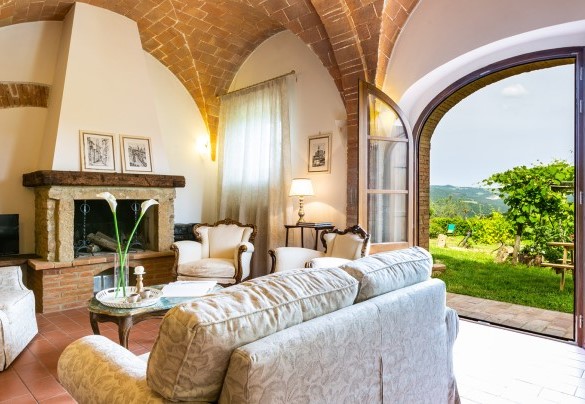 Zona salotto con caminetto e Tv satellitare – Podere Fornacchia 