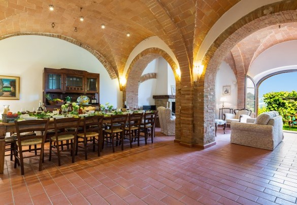 Open space con salotto e area pranzo – Podere Fornacchia 