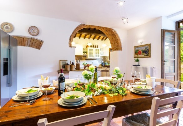 La grande cucina con accesso diretto sul portico – Podere Fornacchia 
