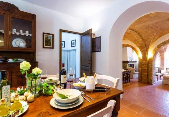 La grande cucina attrezzata accanto alla sala da pranzo – Podere Fornacchia 
