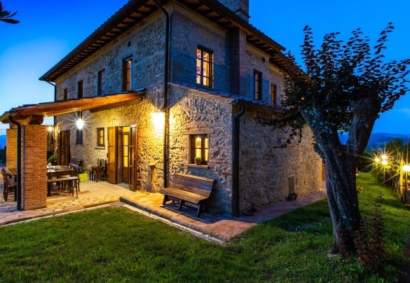 Il tramonto dietro le colline e la villa che acquista un nuovo charme - Podere Fornacchia 