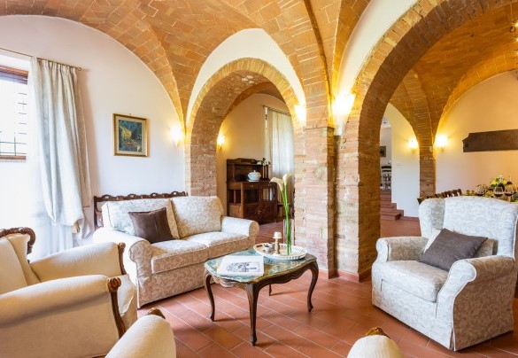 Zona salotto con caminetto e Tv satellitare – Podere Fornacchia 