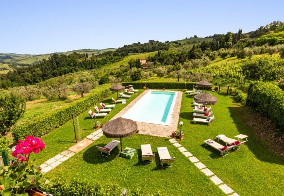 Il sentiero nel prato che dalla casa conduce alla piscina – Podere Fornacchia 
