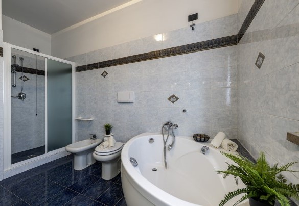 Bagno con vasca e doccia n.2 al primo piano del casale - Podere Gellino