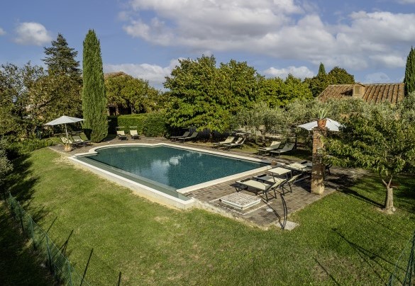 La piscina gode di una spaziosa area solarium - Podere Gellino