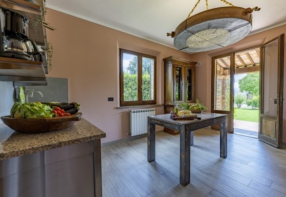 La cucina con accesso al portico con tavolo da pranzo - Podere Gellino