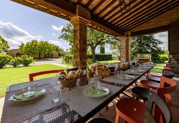 Il portico con tavolo da pranzo all'uscita della cucina - Podere Gellino