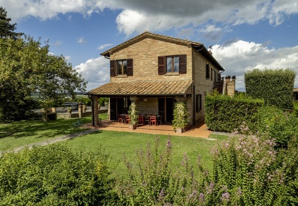 La facciata del casale con ingresso principale e portico con tavolo da pranzo - Podere Gellino