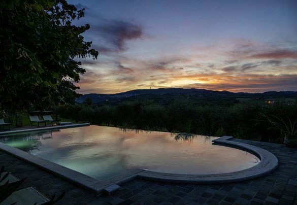 Gli scorci suggestivi dalla piscina nelle luci della sera - Podere Gellino