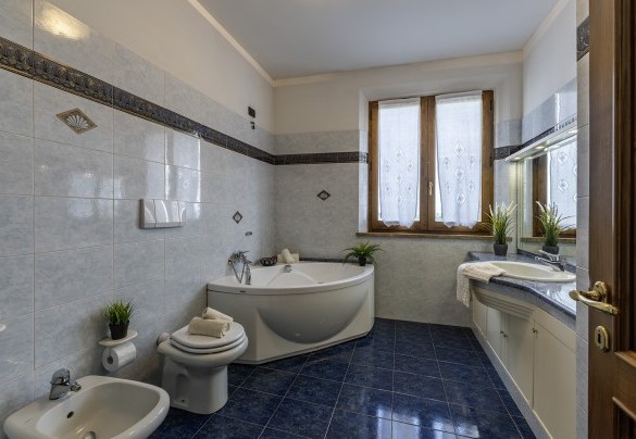 Bagno con vasca e doccia n.2 al primo piano del casale - Podere Gellino