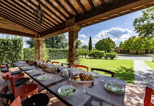 Il portico con tavolo da pranzo all'uscita della cucina - Podere Gellino