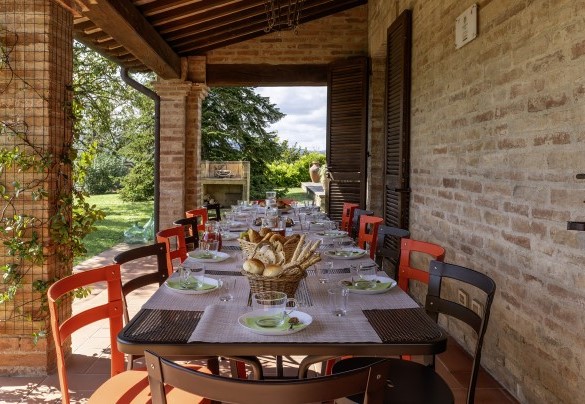 Il portico con tavolo da pranzo all'uscita della cucina - Podere Gellino