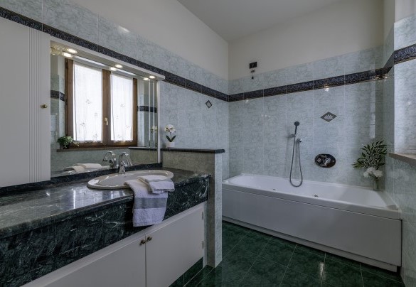 Bagno con vasca n.4 al primo piano del casale - Podere Gellino