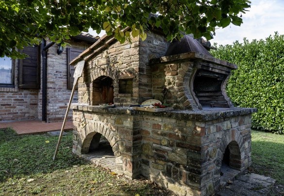Il forno a legna in prossimità dell'annesso - Podere Gellino