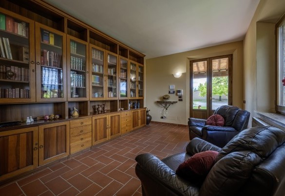 Il soggiorno con l'ingresso principale dal portico - Podere Gellino