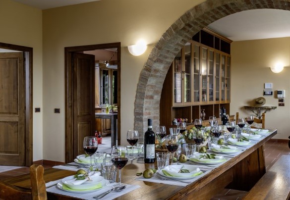 Area con tavolo da pranzo collegata alla cucina e al bagno con vasca al pianterreno - Podere Gellino