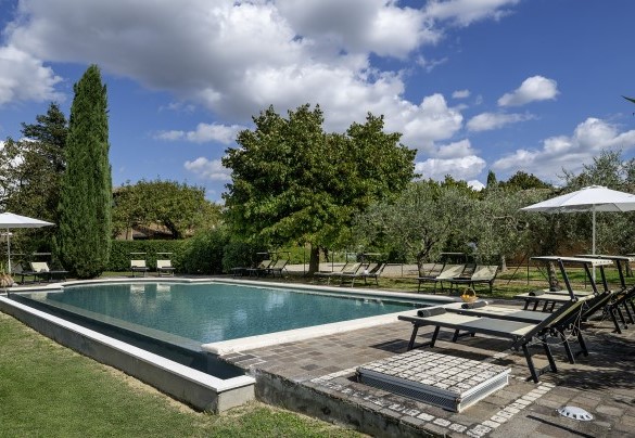 La piscina rettangolare con un lato a sfioro - Podere Gellino