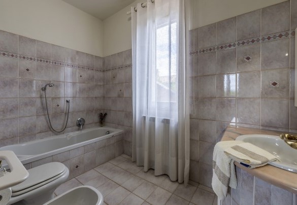 Bagno con vasca n.1 al piano terra del casale - Podere Gellino