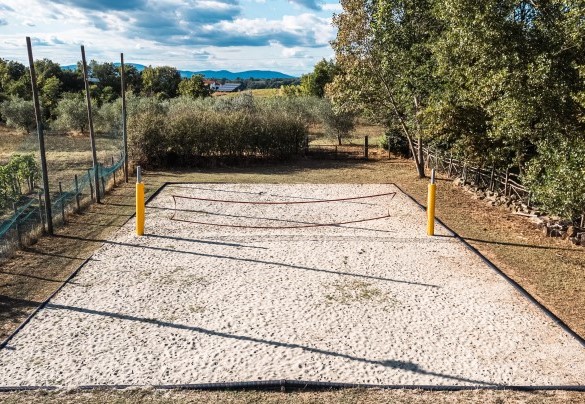 The beach volleyball court located behind the gazebo oven in the garden - Podere Giardino 