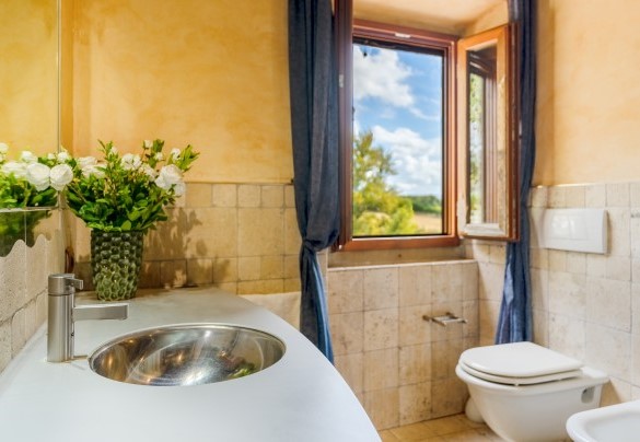 Bathroom n.3 closed to the double bedroom with pool view on first floor of the main building - Podere Giardino 