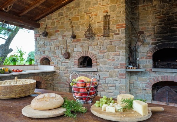 Big gazebo equipped with a large brick oven, barbecue and peninsulas in Carrara marble - Podere Giardino