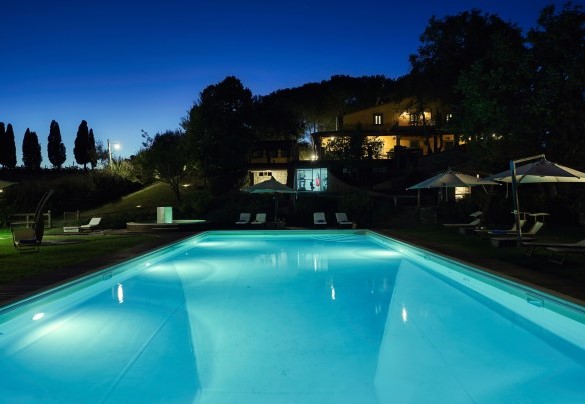The swimming pool can also be used at night thanks to lighting both inside and outside the pool - Podere Giardino 