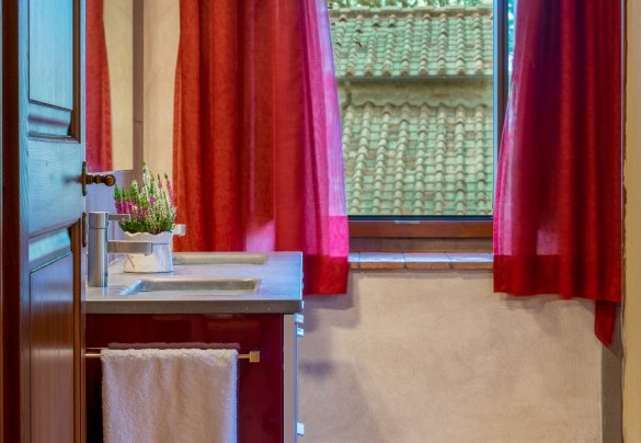 Large bathroom n.5 with Jacuzzi on the first floor of the main building - Podere Giardino 