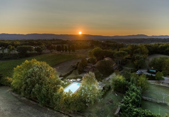 The property is ideal for large groups and for celebrating events - Podere Giardino