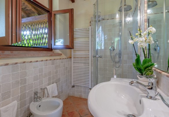 En-suite bathroom n.6 of double bedroom with kitchenette in annex 1- Podere Giardino