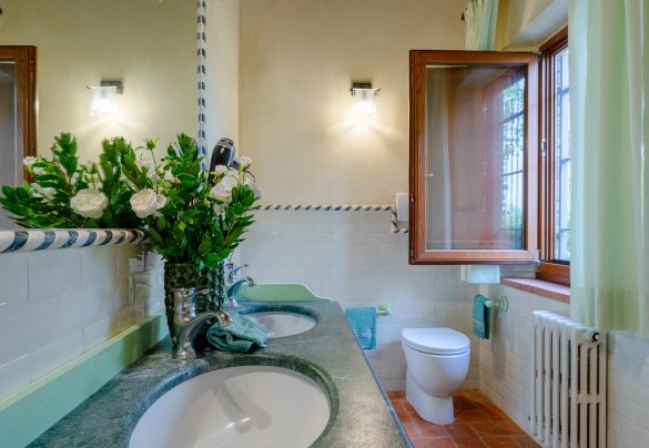 Bagno n.7 con doppio lavabo al piano terra in appartamento 1 annesso 2 – Podere Giardino