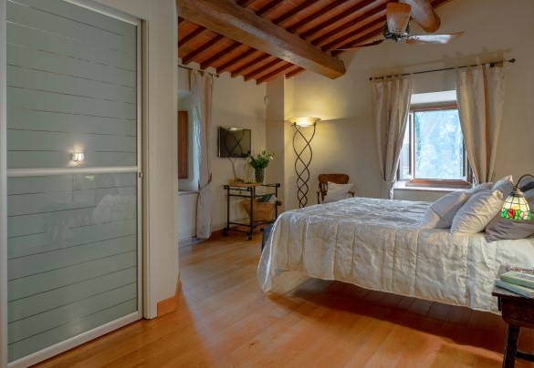 Master bedroom n.4 with walk-in closet on the first floor of the main building - Podere Giardino