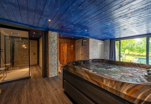 Wellness room with whirlpool tub and sauna - Podere Giardino