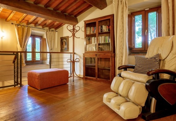 Il salotto vista piscina al primo piano dell’immobile principale – Podere Giardino