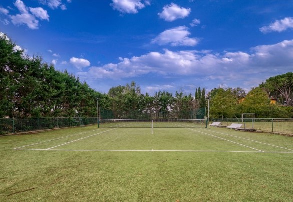 The private and fenced tennis court, equipped with lighting, covers an area of about 400 sq m - Podere Giardino