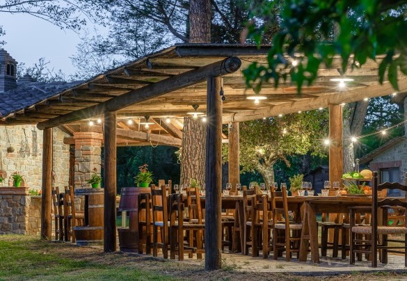 Two big gazebos in the garden, one with a large table and one with a large brick oven -  Podere Giardino
