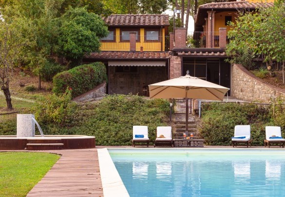 The structure extends over a hilly area that distributes the property on two terraces – Podere Giardino