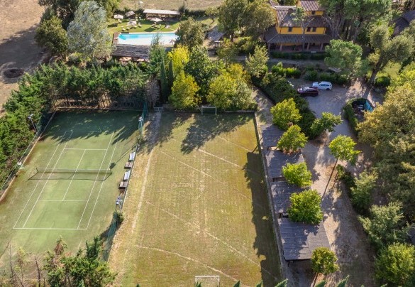 The structure is surrounded by a lush park of about two hectares completely fenced - Podere Giardino 