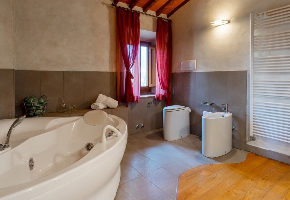 Large bathroom n.5 with Jacuzzi on the first floor of the main building - Podere Giardino