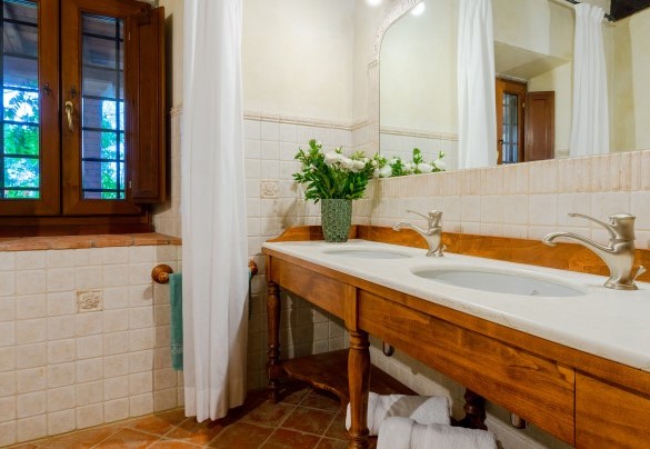 Bathroom n.1 with double sink on ground floor of the main building - Podere Giardino