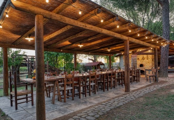 Two big gazebos in the garden, one with a large table and one with a large brick oven -  Podere Giardino