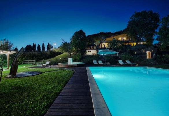 The solarium area illuminated at night - Podere Giardino