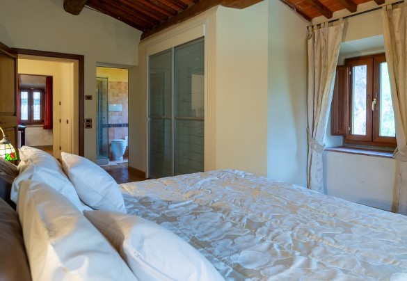 Master bedroom n.4 with ensuite bathroom on first floor of the main building -  Podere Giardino