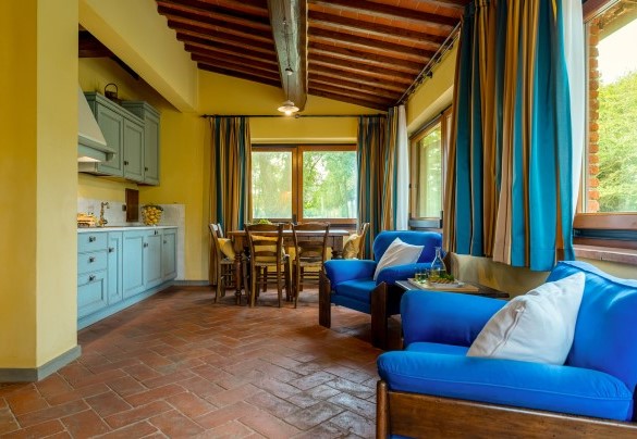 Open space con cucina e salotto con camino in appartamento 2 annesso 2 – Podere Giardino