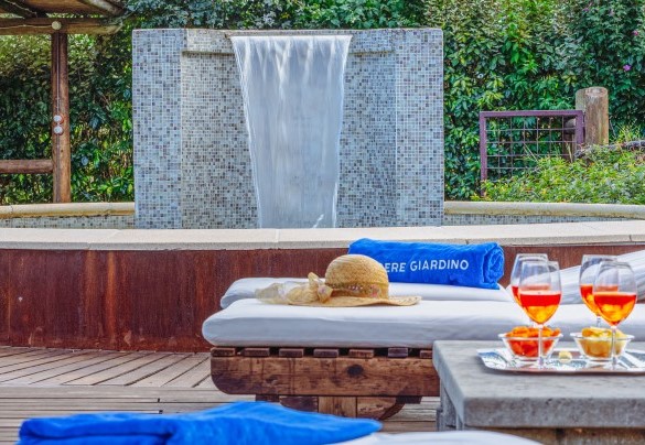 The second round pool, perfect for children due to its minimum depth, and equipped with hydromassage - Podere Giardino 