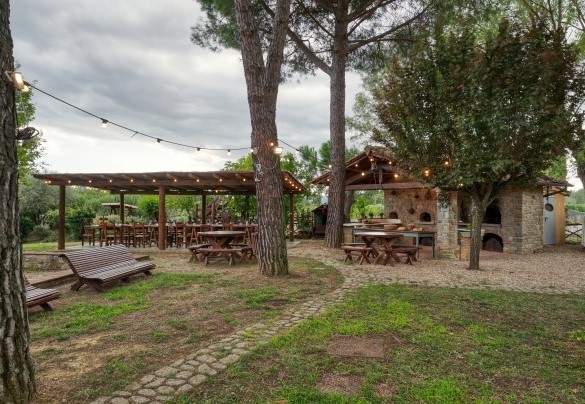 The fully-equipped gazebo near the outdoor brick oven - Podere Giardino