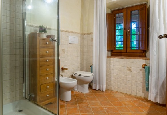 Bathroom n.1 with double sink on ground floor of the main building - Podere Giardino