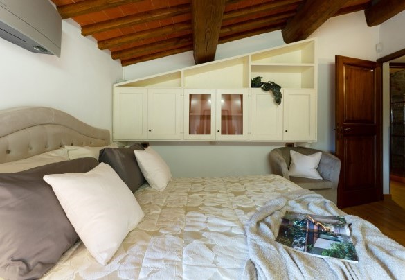 Double bedroom n.3 with pool view, first floor main building - Podere Giardino 